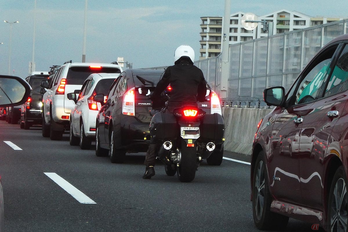 あおり運転に該当する行為は、「車間距離不保持」や「急ブレーキ禁止違反」、「進路変更禁止違反」など、他車の通行を妨害する行為が対象