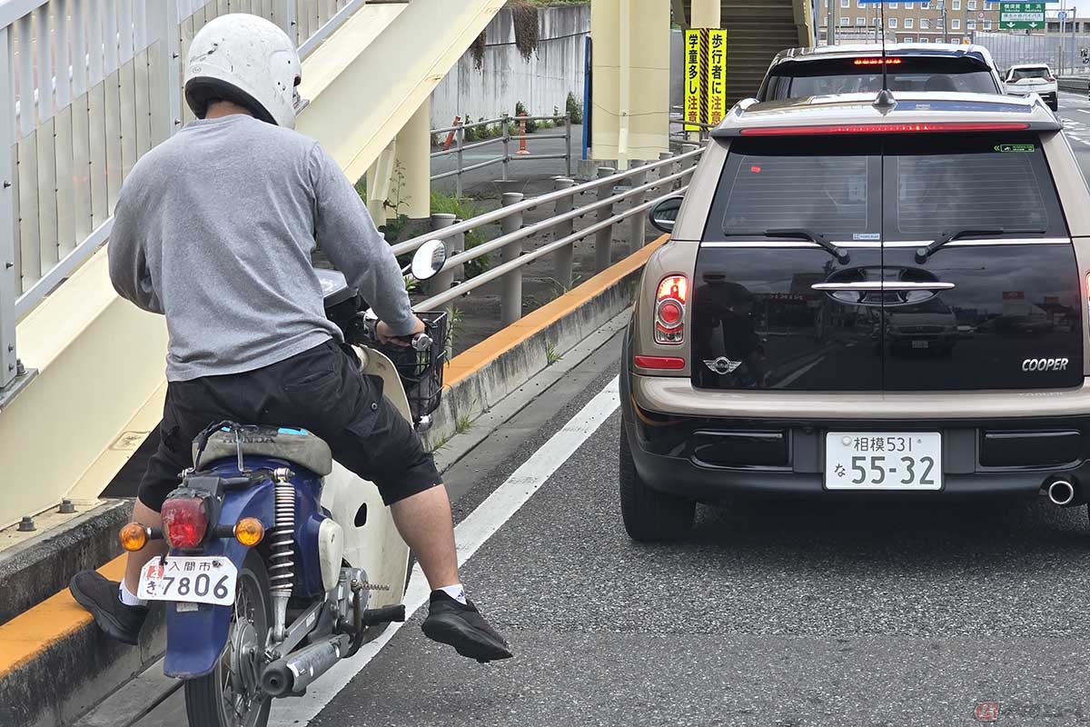 「路肩」は歩道がある道路で、車道と歩道の間に設けられるスペース