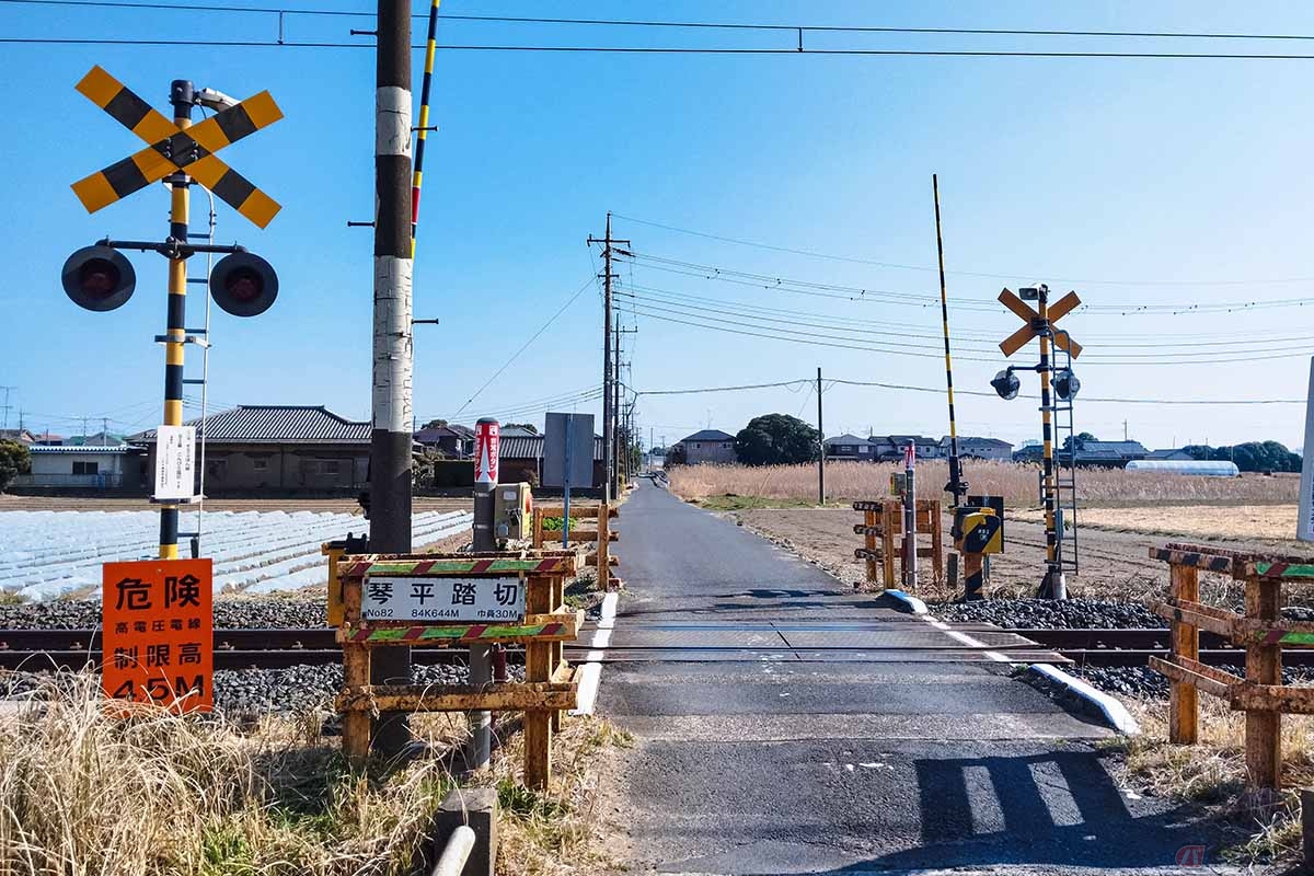 バイクを含めたすべての車両は道路交通法により、踏切の手前で一旦停止をする義務がある