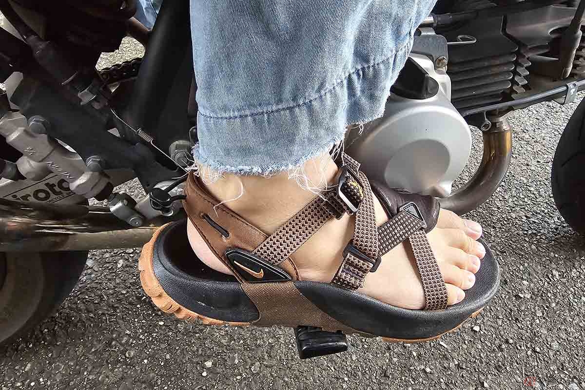 サンダル＝違反ではないものの、ブレーキ操作などに支障をきたすおそれがある履物での運転は、違反と見なされる可能性がある