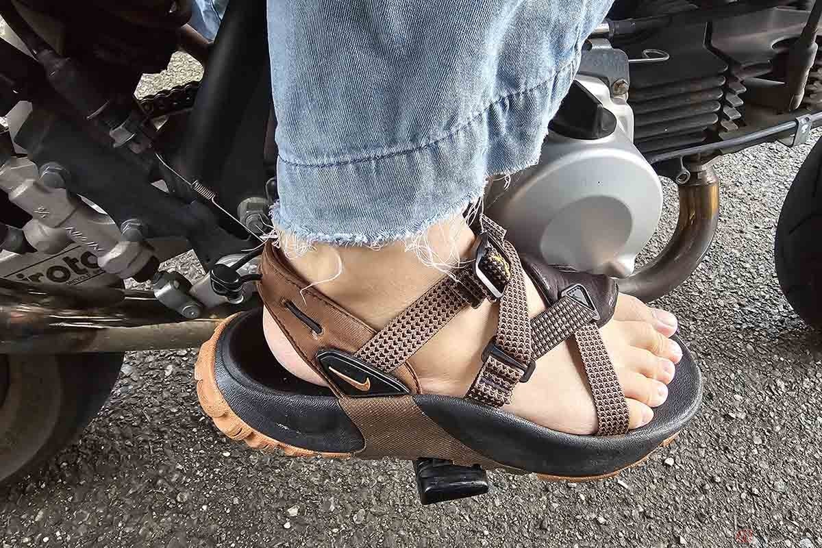 サンダル=違反ではないものの、ブレーキ操作などに支障をきたすおそれがある履物での運転は、違反と見なされる可能性がある