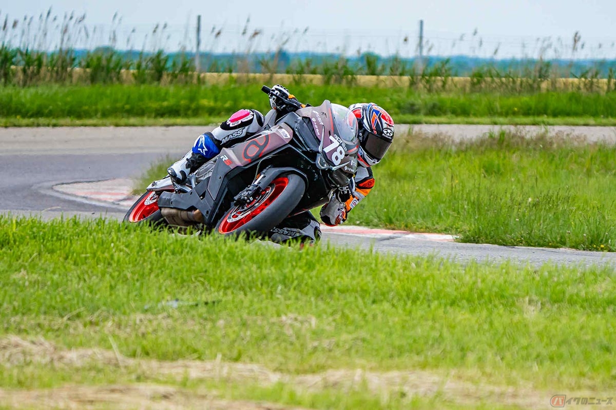 motoRC(ルーマニア選手権)の開幕戦でアプリリア「RS457」を走らせる大久保光選手