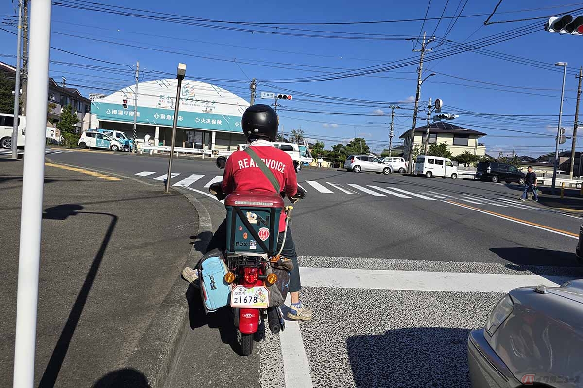 急発進して勢いよく交差点に進入すれば、右折待ちをしているクルマの運転者からはバイクの接近が予想しづらくなる