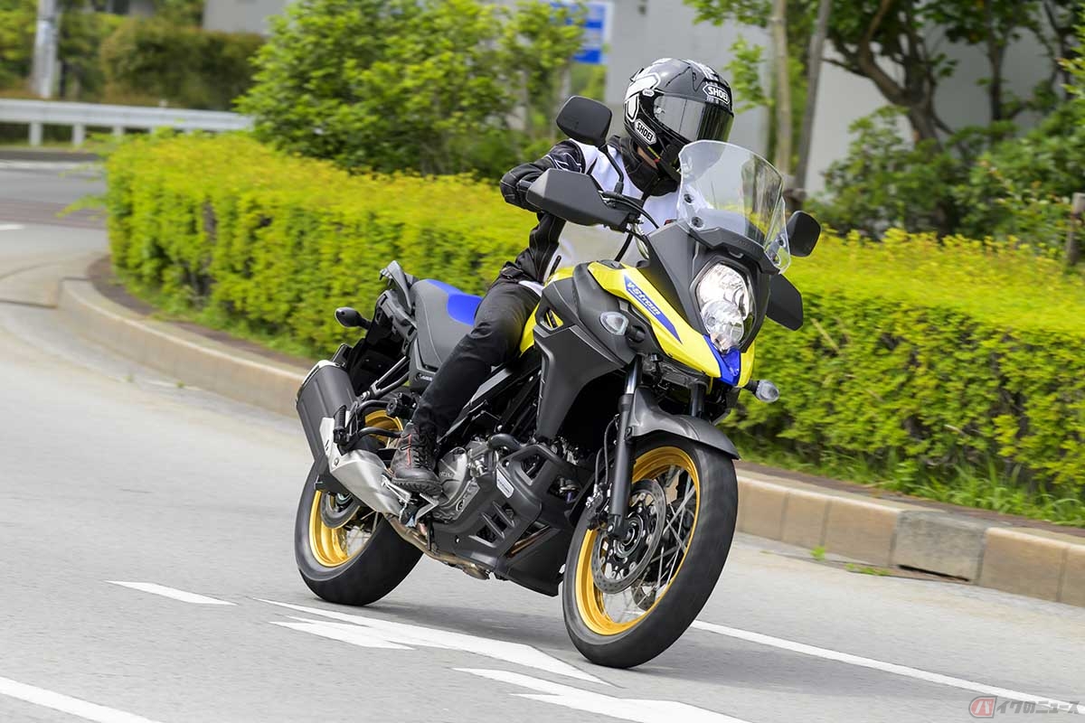 スズキ「Vストローム 650XT ABS」の快適な乗り心地と粘り強いトルク感を楽しみ走行する石塚健選手