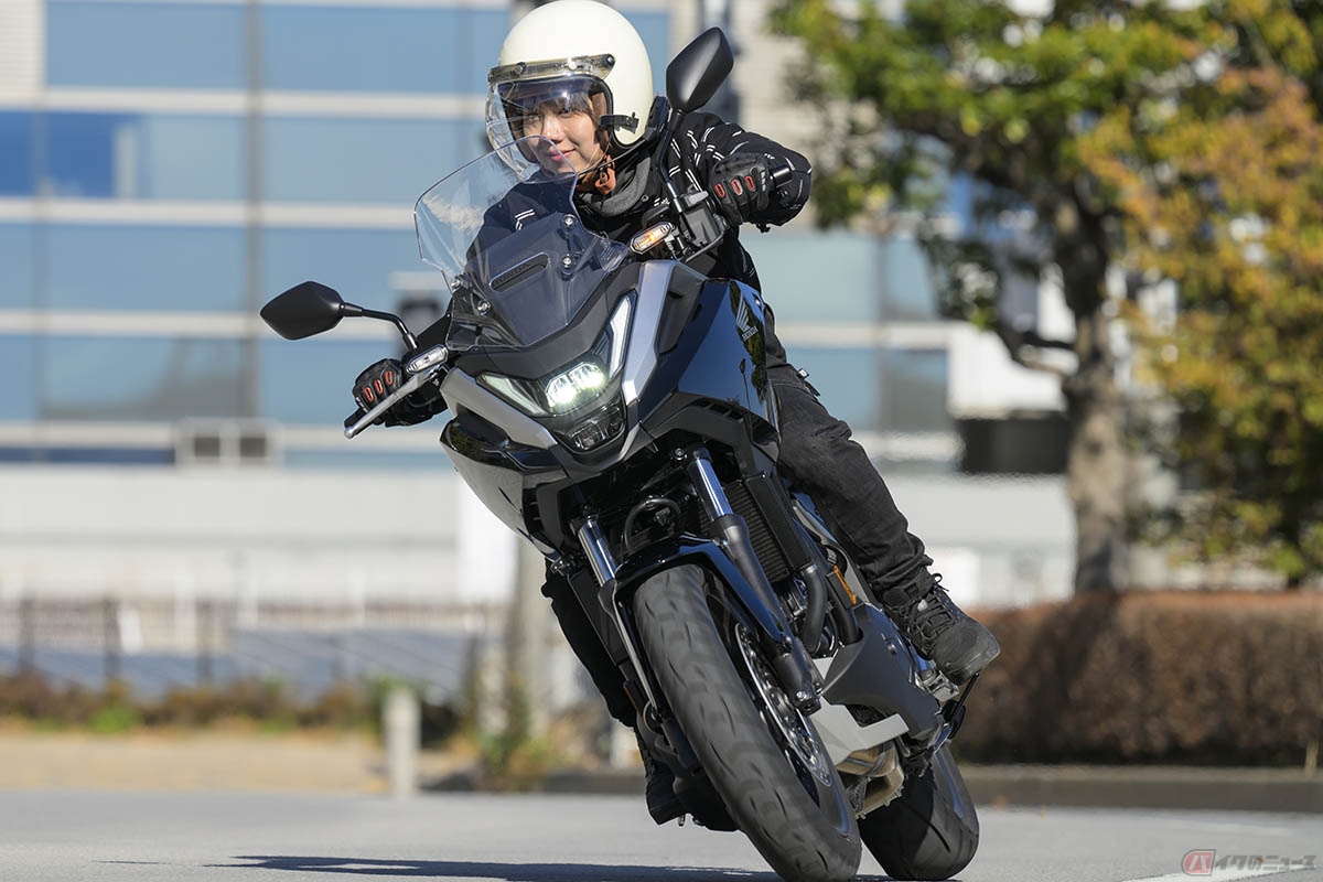 ホンダ「NC750X Dcal Clutch Transmission」の走りを楽しむバイク好き女優の小野木里奈さん