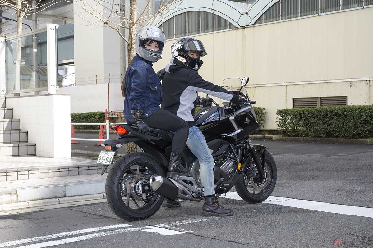 後部座席に座るパッセンジャーは、バイクの操作をおこなうことができないため感覚と視覚の情報にズレが生じやすくなってしまい乗り物酔いが発生する可能性がある