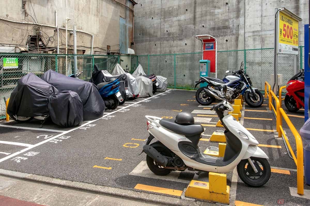 近年は、バイク専用の駐車環境が少しずつ整備されつつある