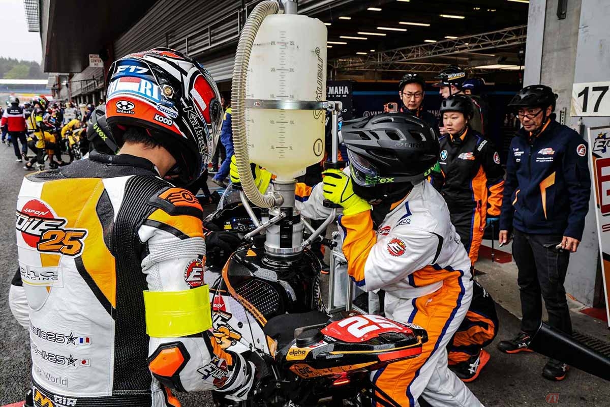 順調にピットワークをこなすチームエトワール