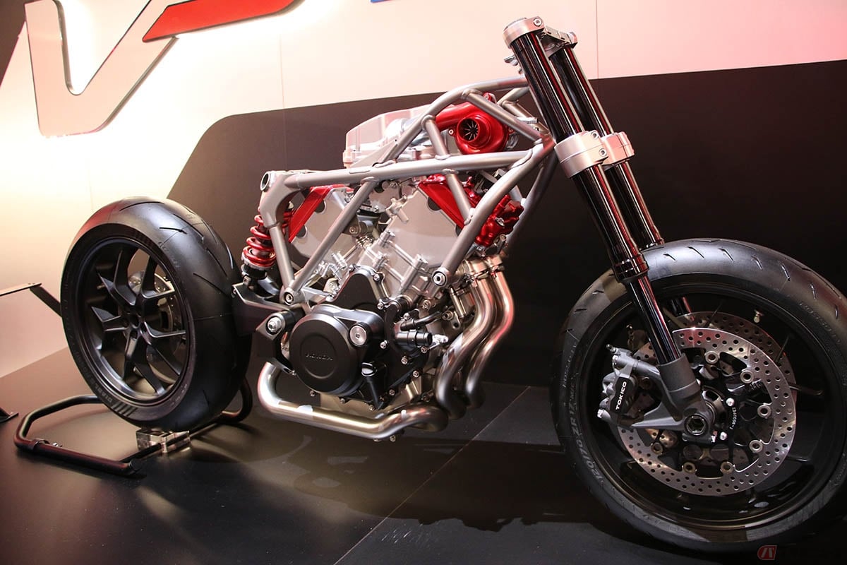 ホンダからECMA2024で世界初公開されたエンジンのコンセプトモデル「電動過給機付きV型3気筒エンジン」