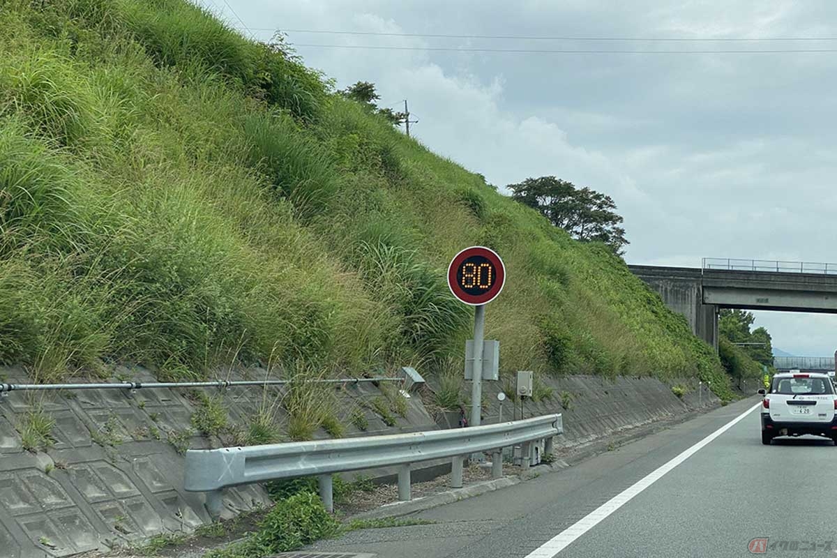 「路側帯」は歩道がない道路で、車道の端に設けられるスペース