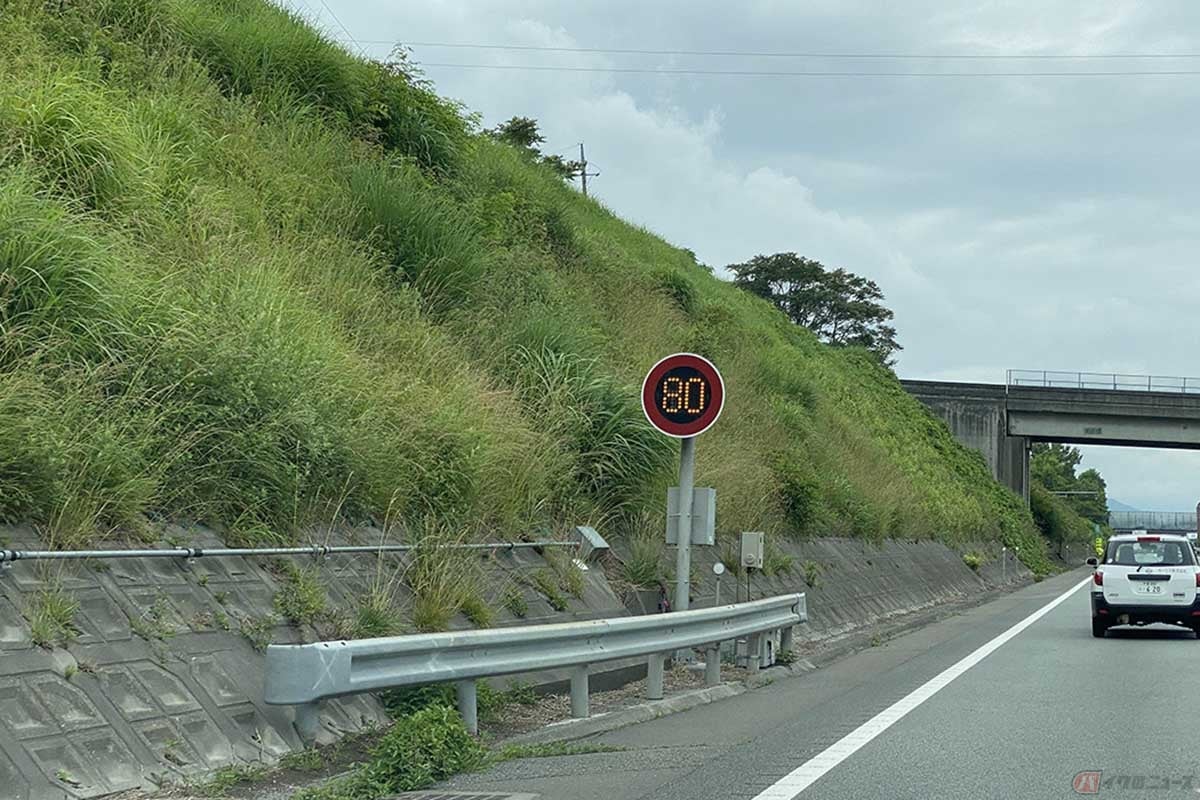 「路側帯」は歩道がない道路で、車道の端に設けられるスペース