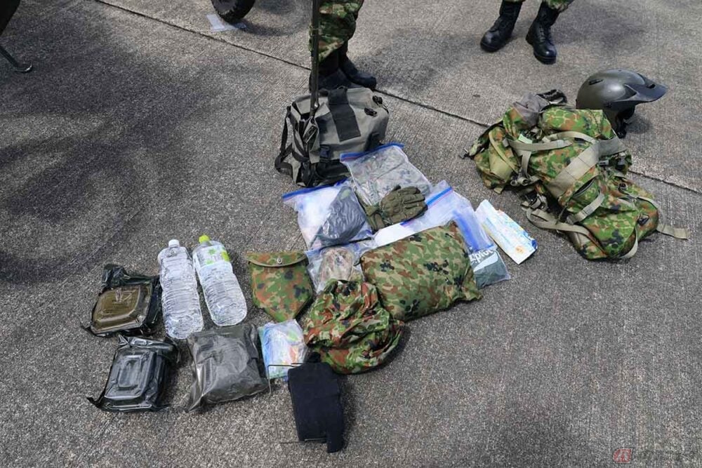 陸上自衛隊の相馬原駐屯地の第12偵察戦闘大隊、偵察中隊のオートバイ部隊の隊員が携帯する荷物