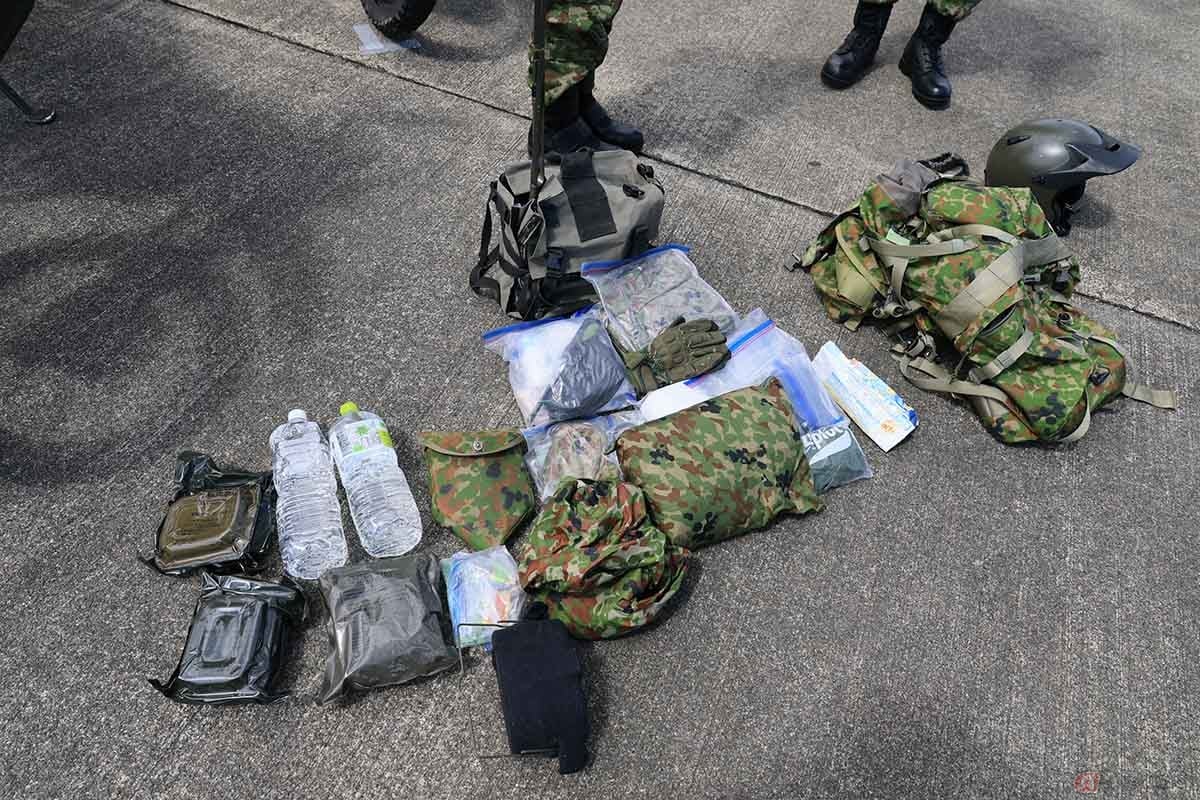 陸上自衛隊の相馬原駐屯地の第12偵察戦闘大隊、偵察中隊のオートバイ部隊の隊員が携帯する荷物