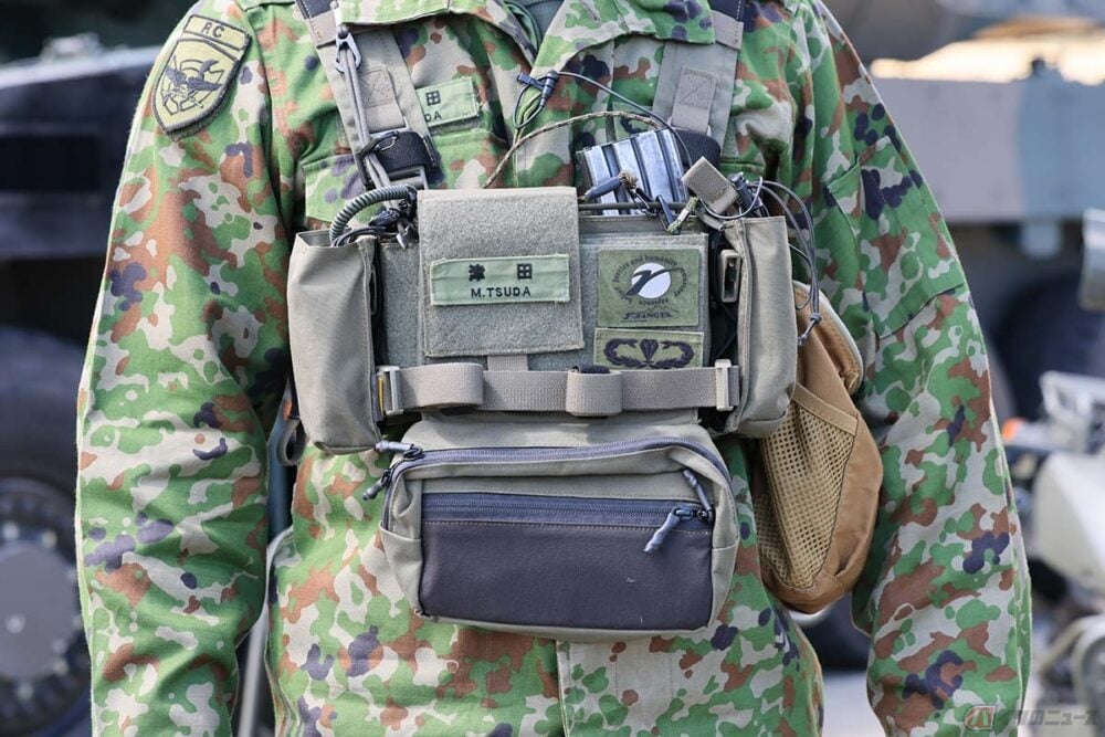 陸上自衛隊の相馬原駐屯地の第12偵察戦闘大隊、偵察中隊のオートバイ部隊の隊員が携帯するチェストリグ。中には弾倉やコンパス、ライトなどが収められています