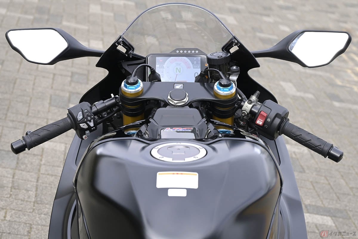バイクのハンドルの一種「セパハン(セパレートハンドル)」。メーカーや車種によって、取り付け位置や角度は様々です