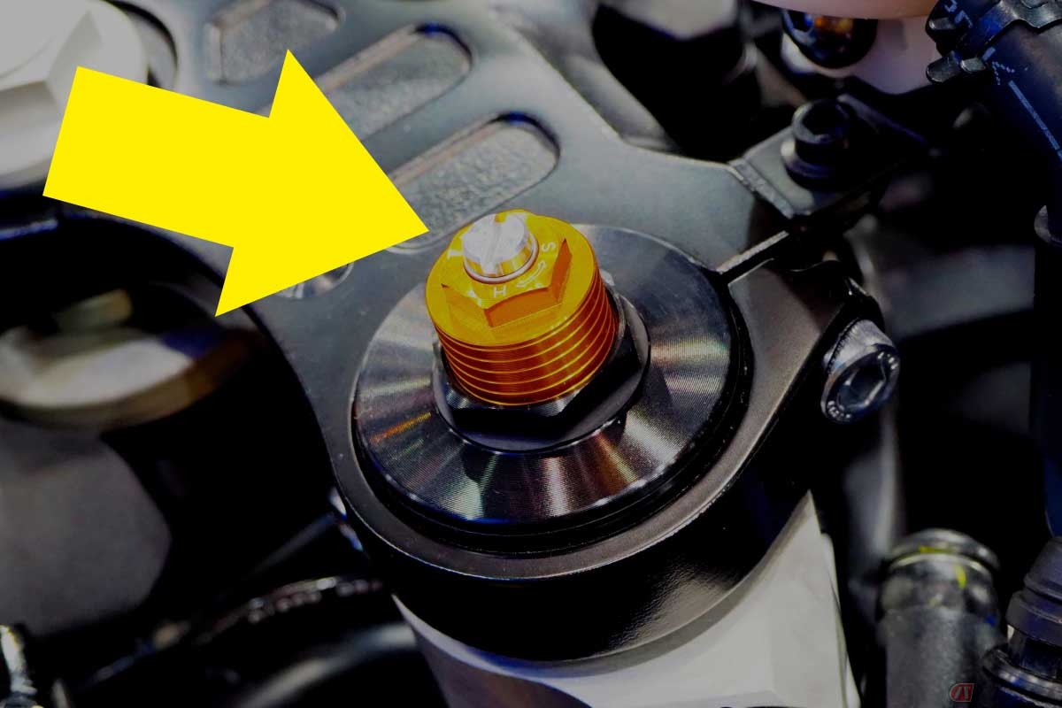 スポーツ度の高いバイクのサスペンションには、様々なアジャスターが備わっているが……