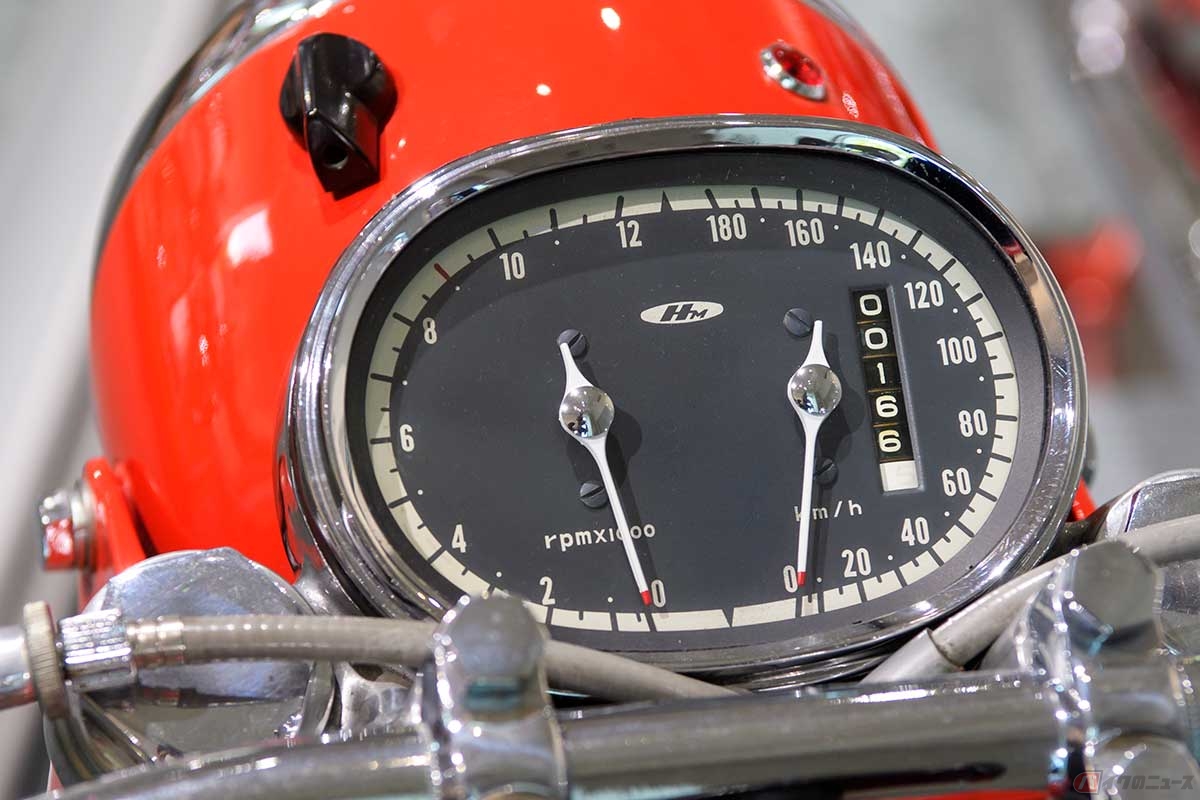 一体式の速度計と回転計。距離計は縦型というユニークなメーター