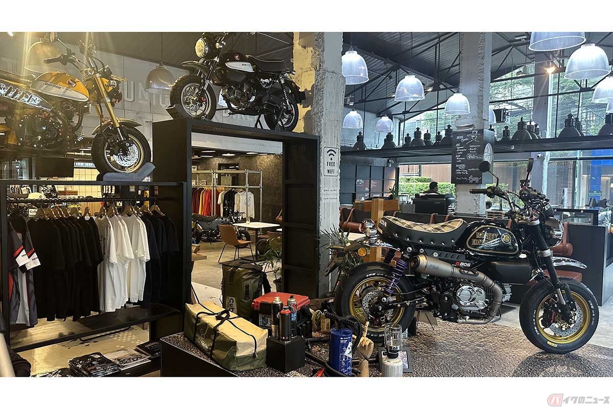 タイのホンダディーラー、カブハウス・エカマイ店。まるでアパレルショップのような空間でカフェも併設されています