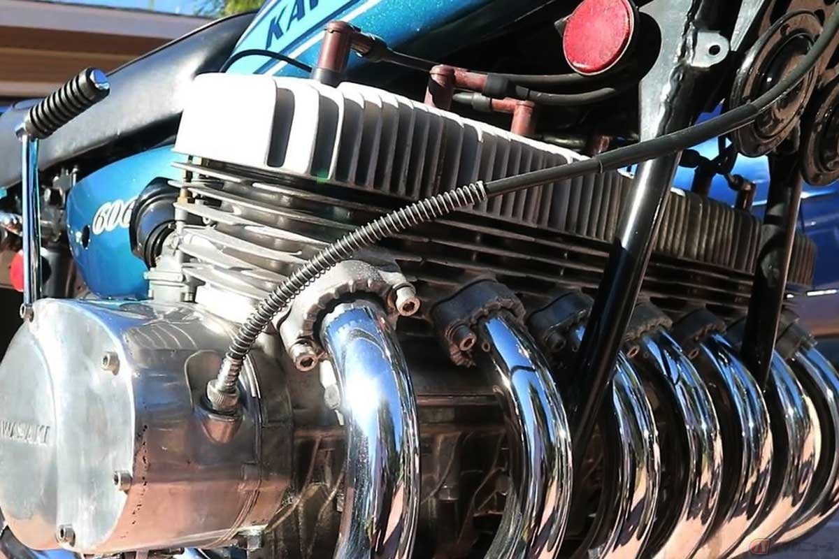 カワサキ「マッハ」を3個イチに。7気筒エンジンの幅に合わせて車体も拡幅し、全体のバランスも整えている