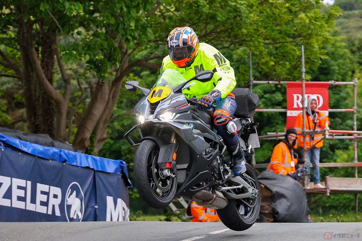 マン島TTレース名物のバラフブリッジ。トラベリング・マーシャルもご覧のように、レース中のライダーと同じようにジャンプする（写真：小林ゆき）