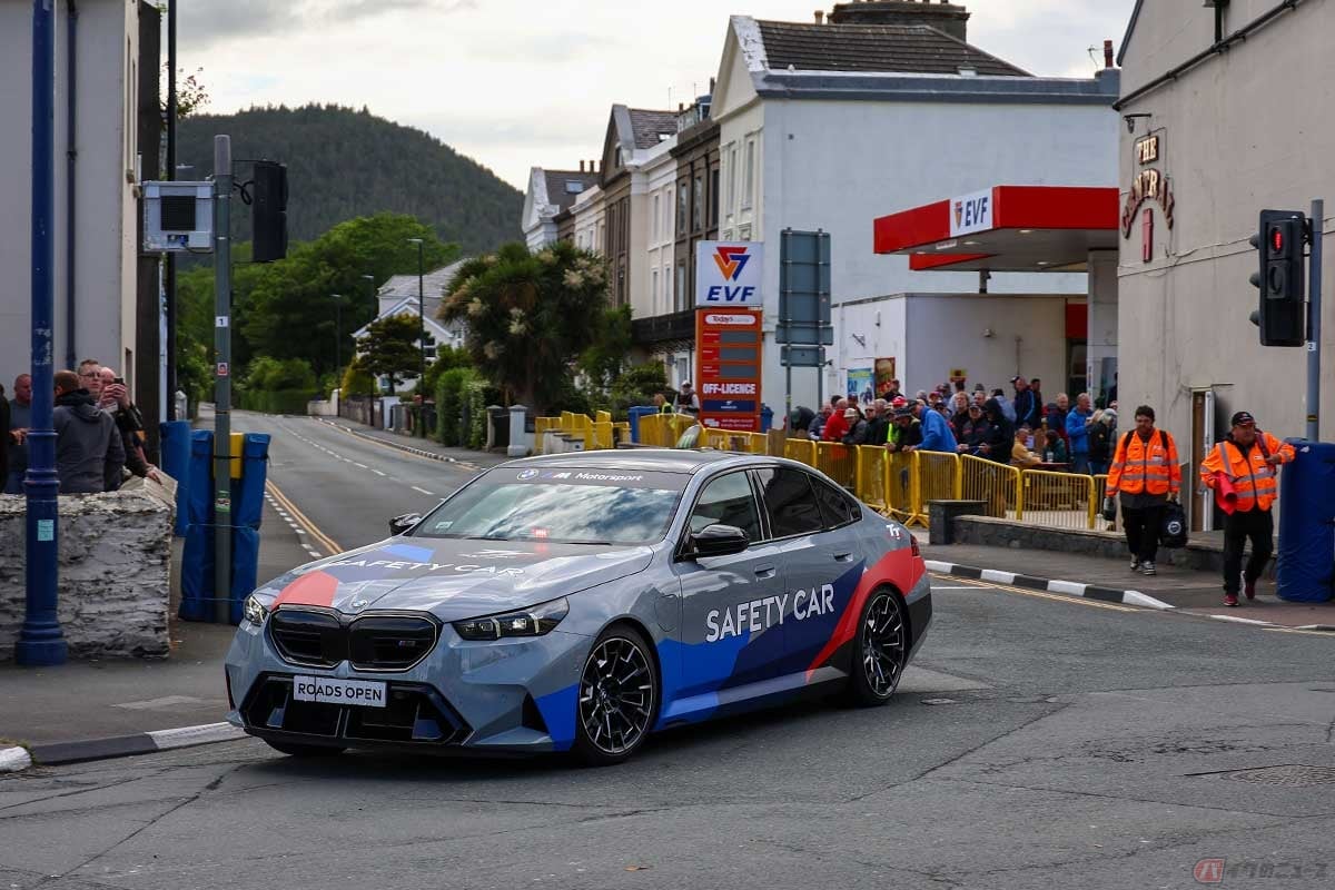 道路閉鎖解除を示す「ROAD OPEN」のプレートを付けたセーフティカー(写真:小林ゆき)
