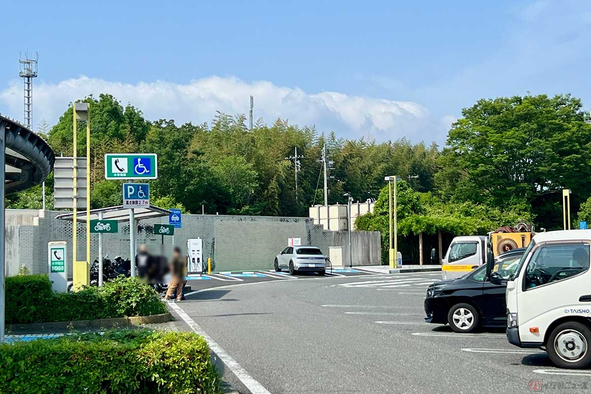 屋根が設置された2輪専用の駐車スペースも確保されている