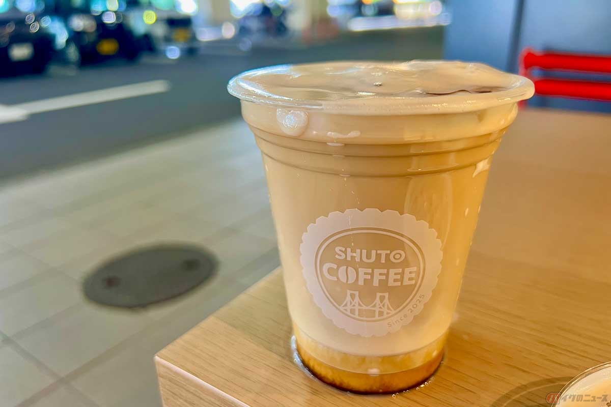 「市川PA」に立ち寄り、3種類の「SHUTO COFFEE」から選んだ「JCTラテ」(450円)は、まろやかな味わいで飲みやすい。なぜか容器から溢れるほど大量のラテが注がれてしまい、少し焦った
