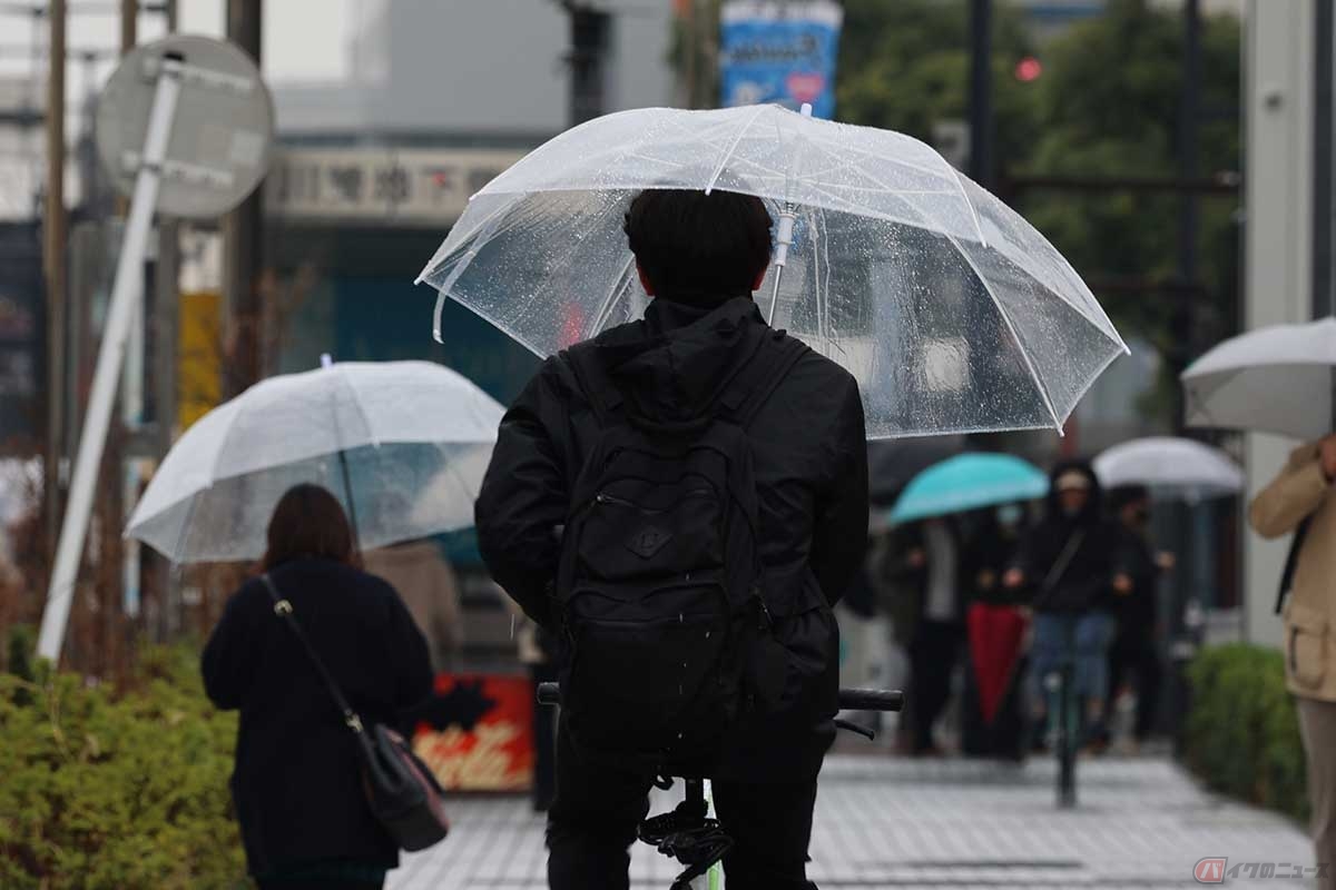 鬱陶しい雨の中で自転車を運転することは、キケンや注意すべきポイントが意外と多い