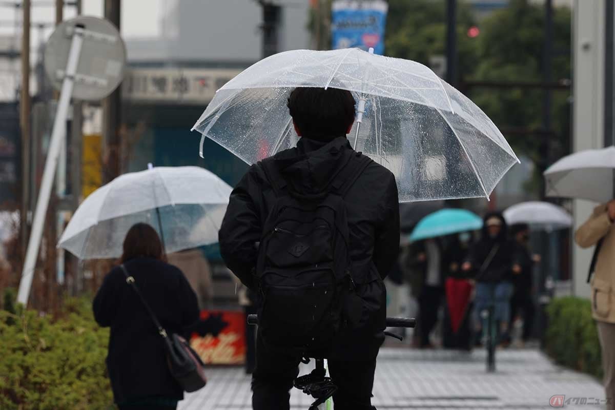 鬱陶しい雨の中で自転車を運転することは、キケンや注意すべきポイントが意外と多い