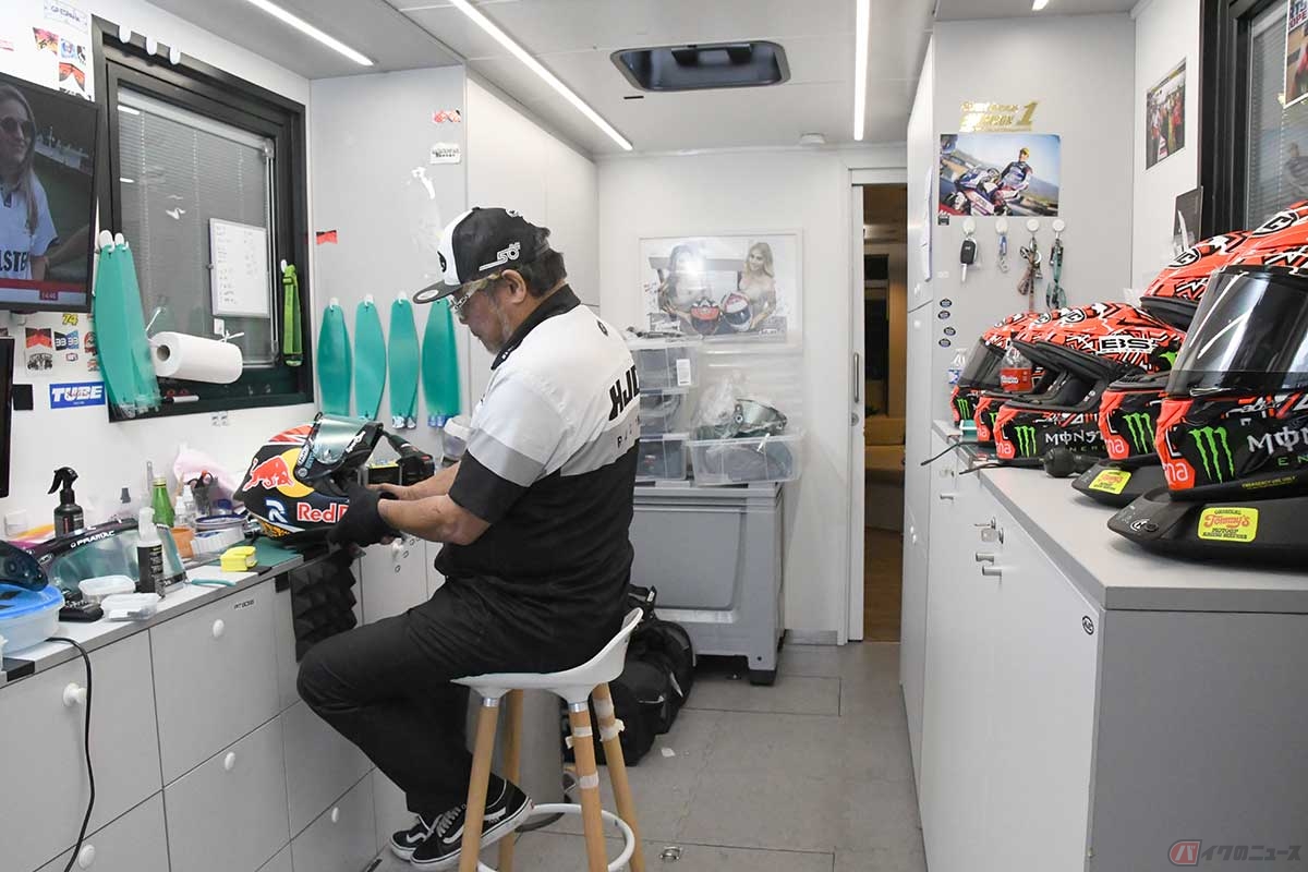 大事な仕事場にはかなりこだわった。デスクの高さなども全てオーダー