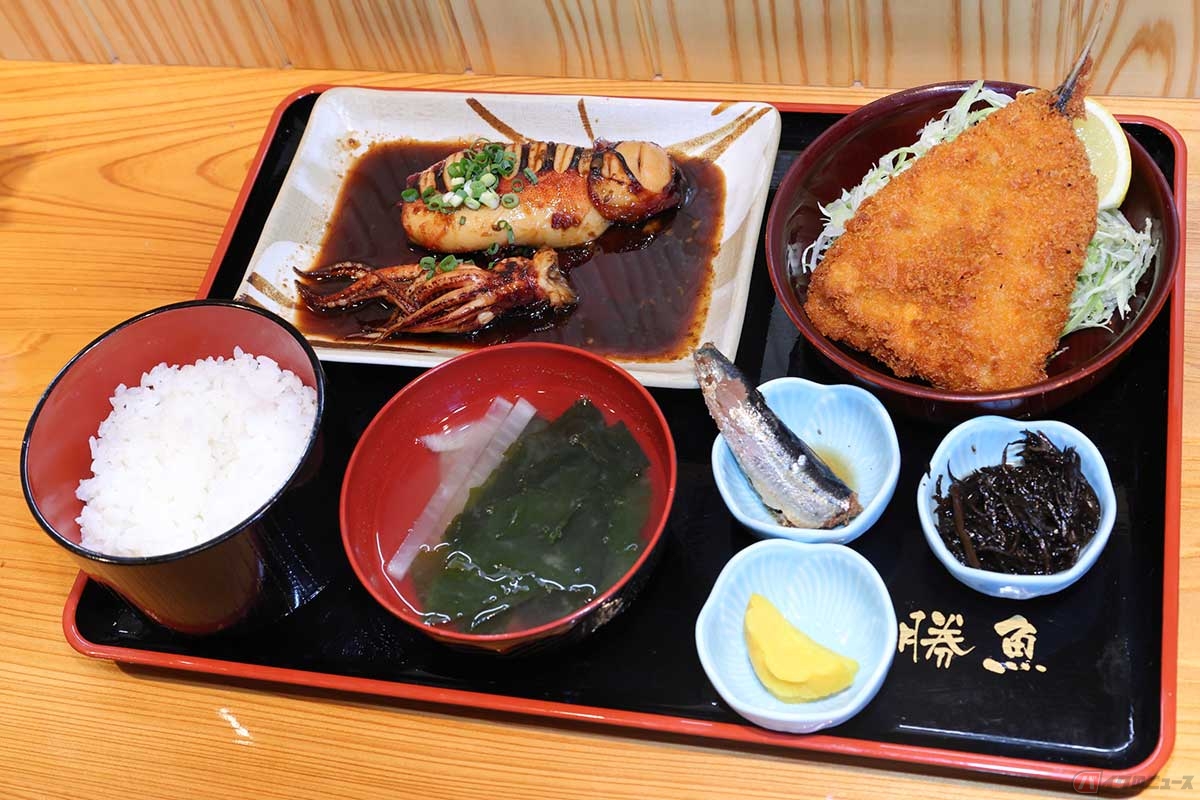 「海鮮料理　勝魚」の本日のオススメ「いかの姿煮とあじフライ定食」を注文。地物のイカを使っている