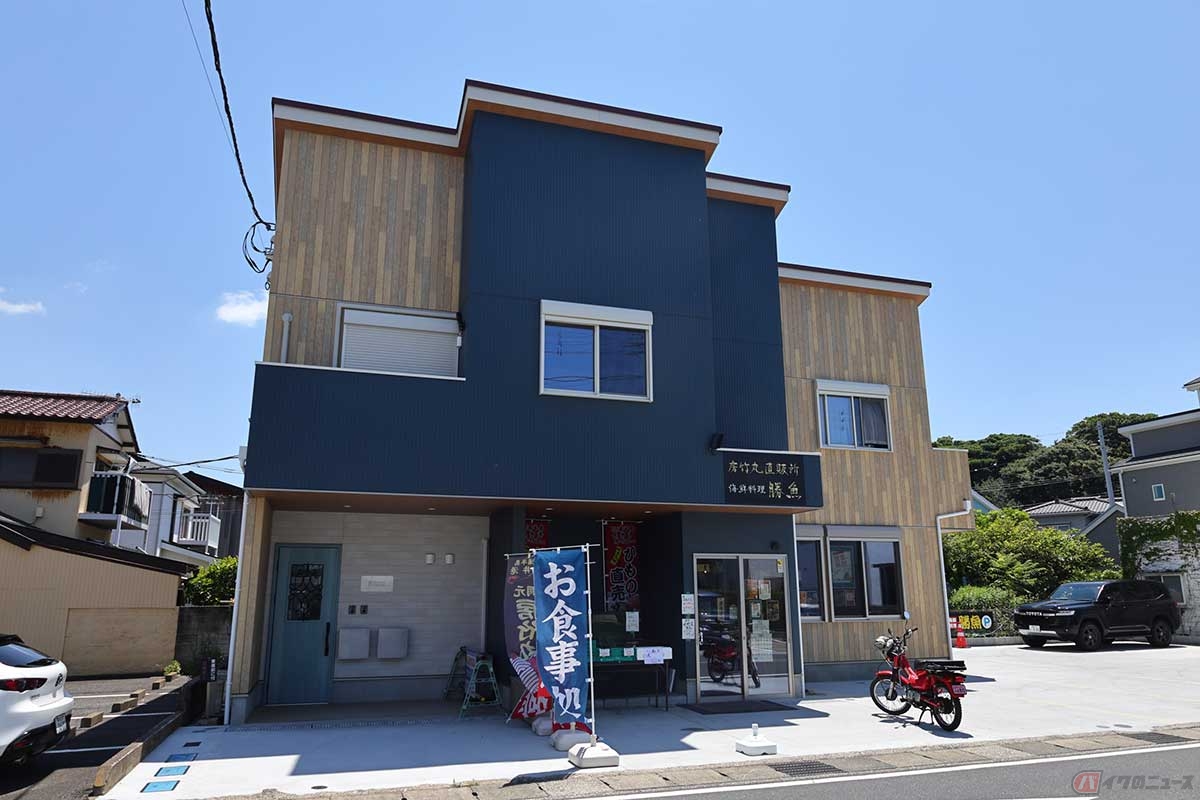 横須賀市の長井漁港近くにオープンして間もない「海鮮料理　勝魚」を訪れた。駐車場は広く観光バスも入れる