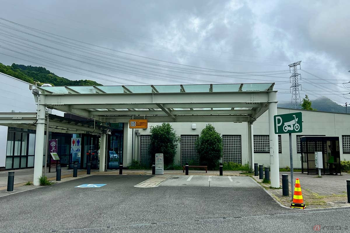 2輪専用の駐車スペースには屋根が設置されている。トイレにも近くて便利