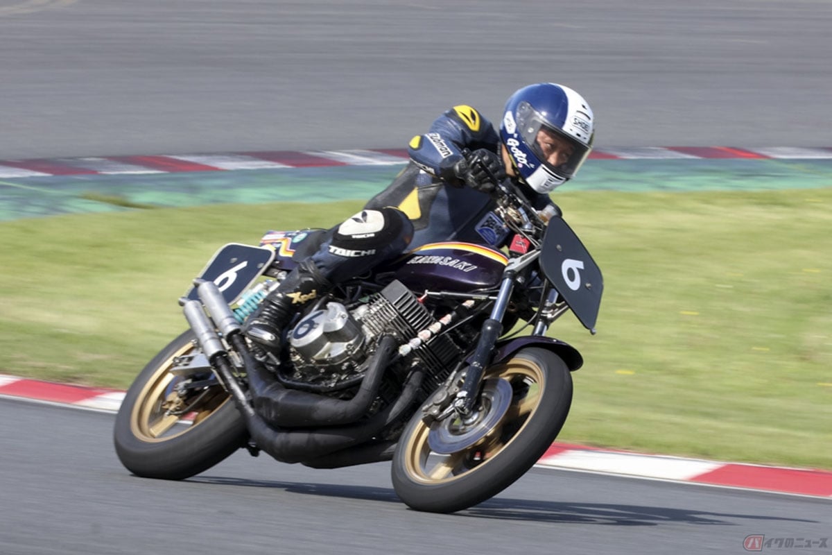 エアバッグが内蔵されたレザースーツを着用する筆者(後藤武)。外観からはわからないほど、違和感無く装着されています