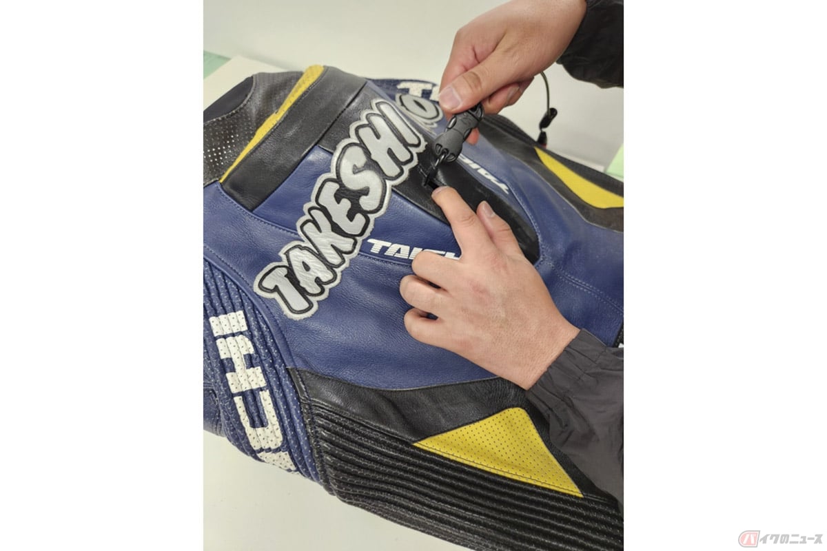 背中にはエアバッグを作動させるコードが出ています