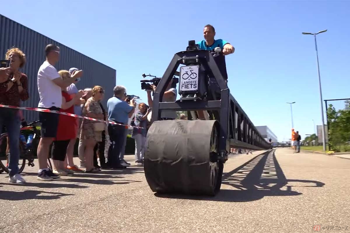 「世界一長い自転車」を制作する動画が注目を集めている。その姿はまるで「鉄橋」の一部のよう