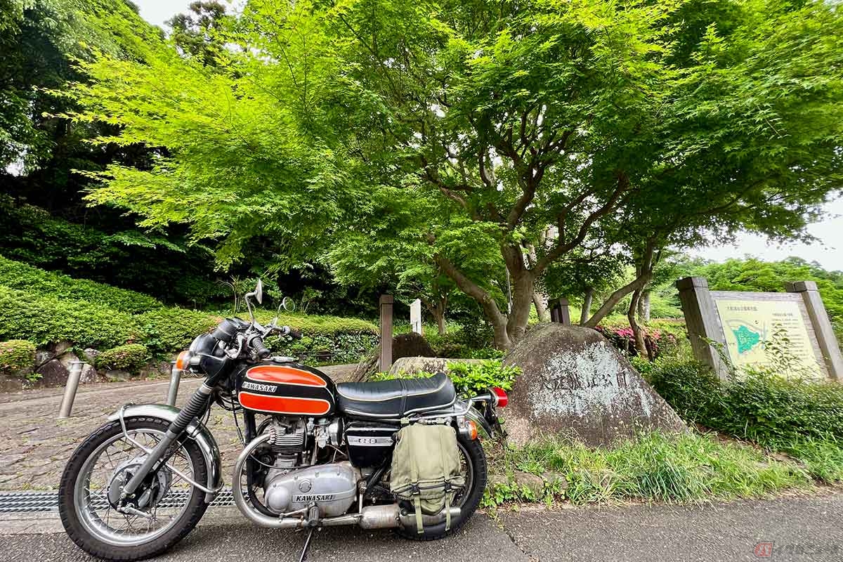 「大庭城址公園」の管理事務所が置かれた西入口には、駐車場とは別に駐輪場も整備されている。入口での撮影後、速やかにバイクを駐車場に停めてから散策を開始した