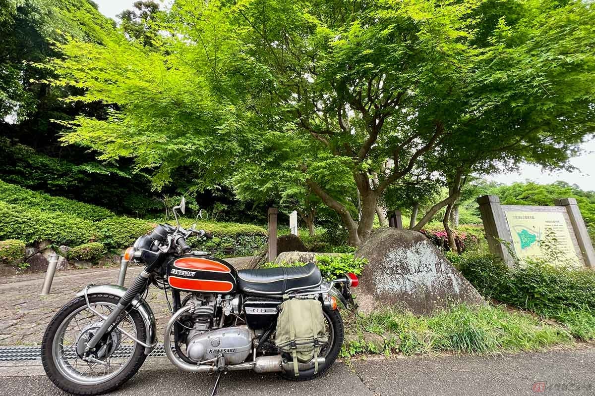 「大庭城址公園」の管理事務所が置かれた西入口には、駐車場とは別に駐輪場も整備されている。入口での撮影後、速やかにバイクを駐車場に停めてから散策を開始した