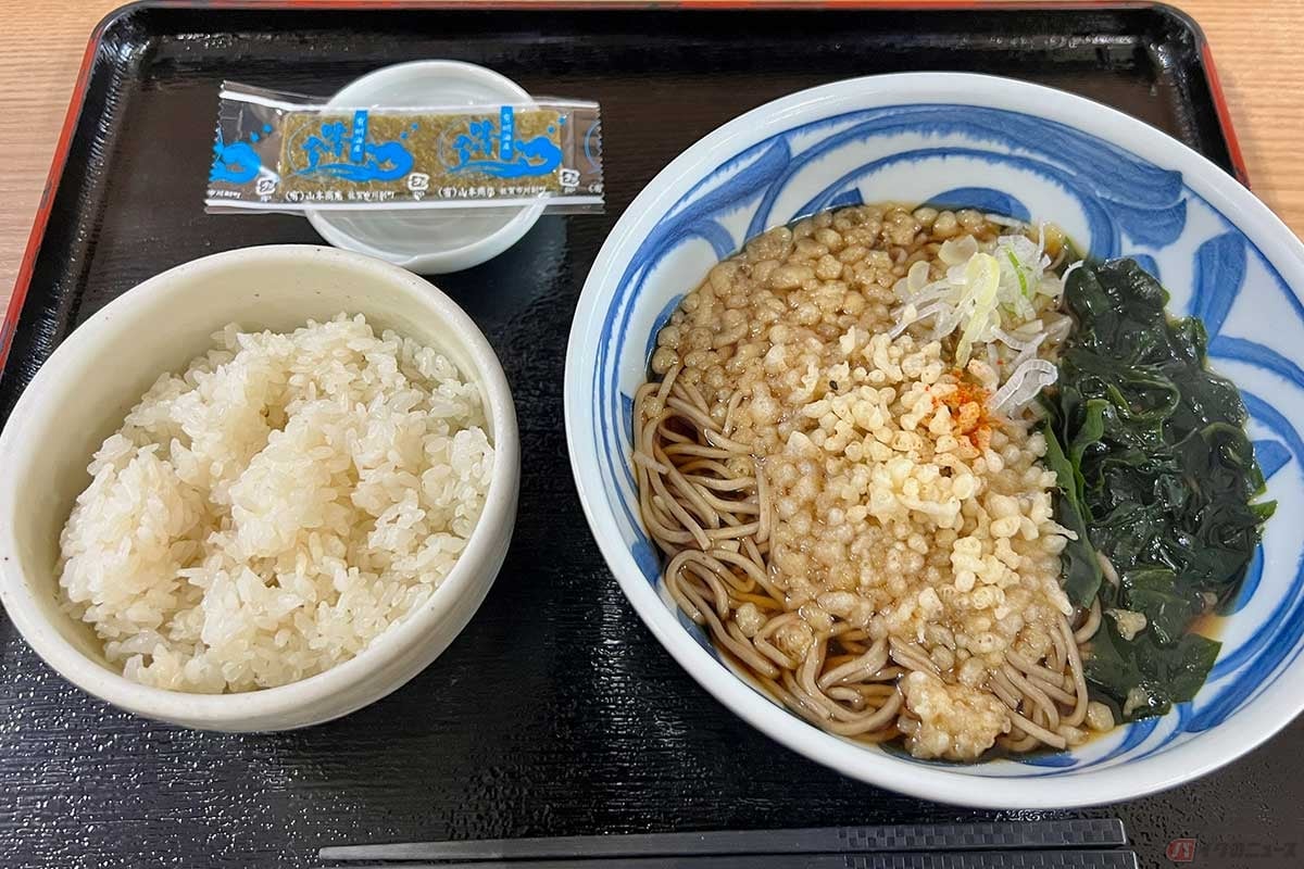 天かすの量が半端ない「大黒PA」の「朝そばセット」(650円)は、ご飯と味海苔も付いていて割と満腹