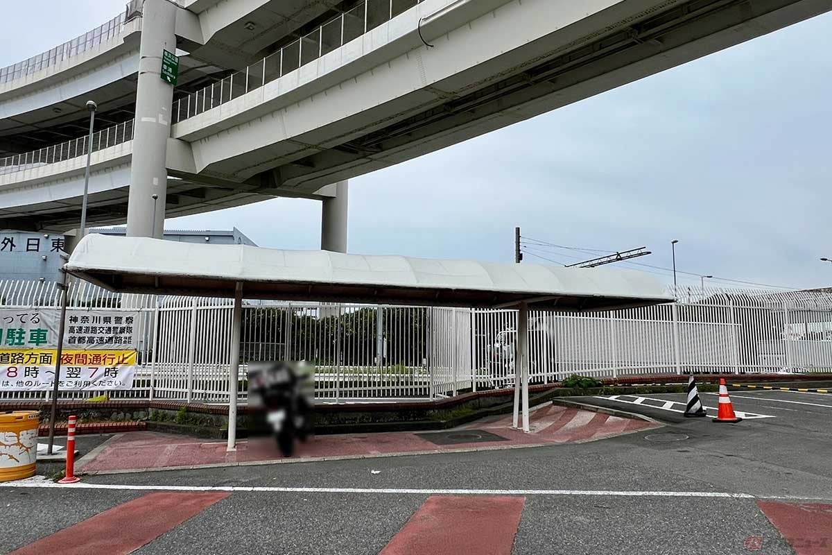 4輪に比べて不安定な乗りものである2輪の駐車スペースは、地面が傾斜していることが毎度気になるマイナスポイント。全国のPA、SAでもレアケースで、改善されることに期待したい。建物から遠く離れた場所にあるコンビニ付近にも、2輪専用の駐車スペースが必要だと感じる