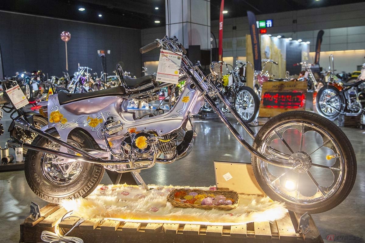ホンダ「シャリイ(シャリィ、シャリー)」をベースにしたチョッパー。各部にゴールデンシャワー(黄色の花)のディテールが取り入れられています