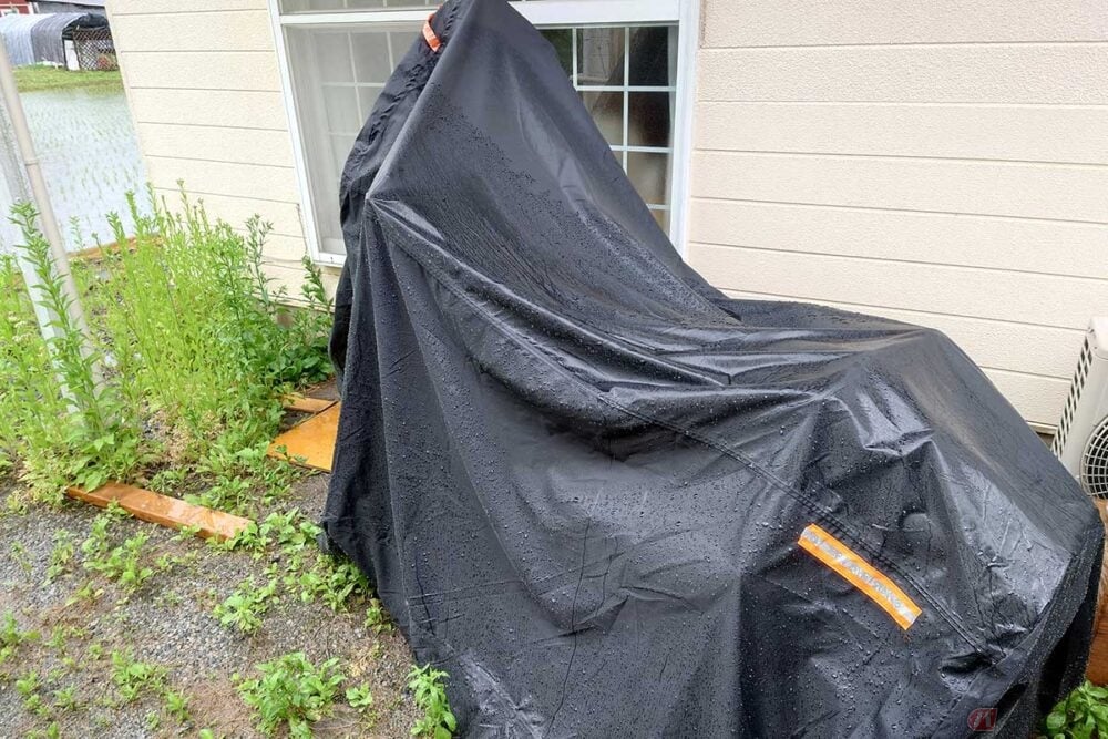 多くのライダーが使っているであろうバイクカバー。帰宅したらできるだけ早くかけたいが……