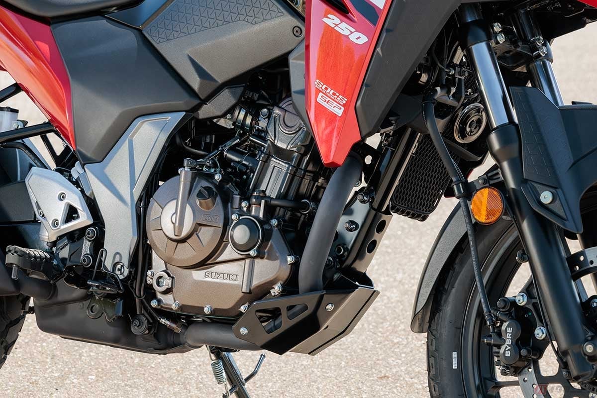 「V-STROM250SX」の単気筒エンジンはショートストローク型で(ボア76×ストローク54.9mm)、Vストローム250と比較すると高回転指向。最高出力は26ps/9300rpm、最大トルクは22Nm/7300rpm
