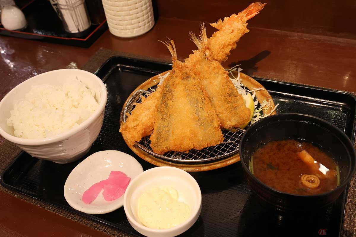 「うおのぶ食堂」の「エビフライとアジフライ定食」は、迫力の大エビフライが1本と普通サイズのアジフライが2枚