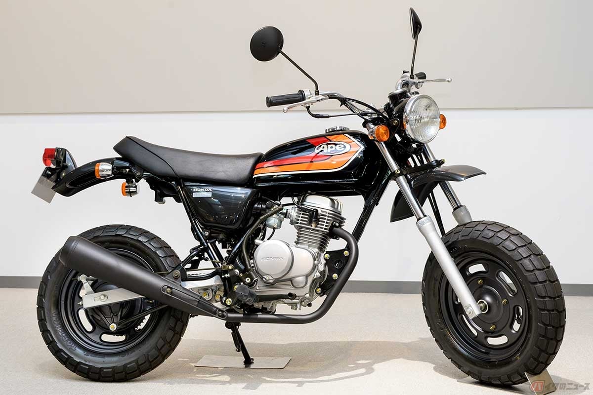 2001年に発売されたホンダ「Ape」は、「The Basic Fifty」をキーワードに開発。写真は車体色がストライプタイプの「エイプ・デラックス」