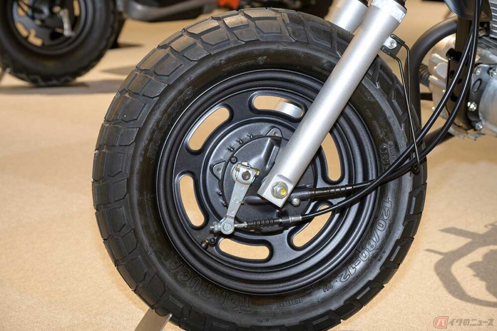 原付だけど5速MTの本格派!! ホンダ「エイプ」がストリートシーンで若者