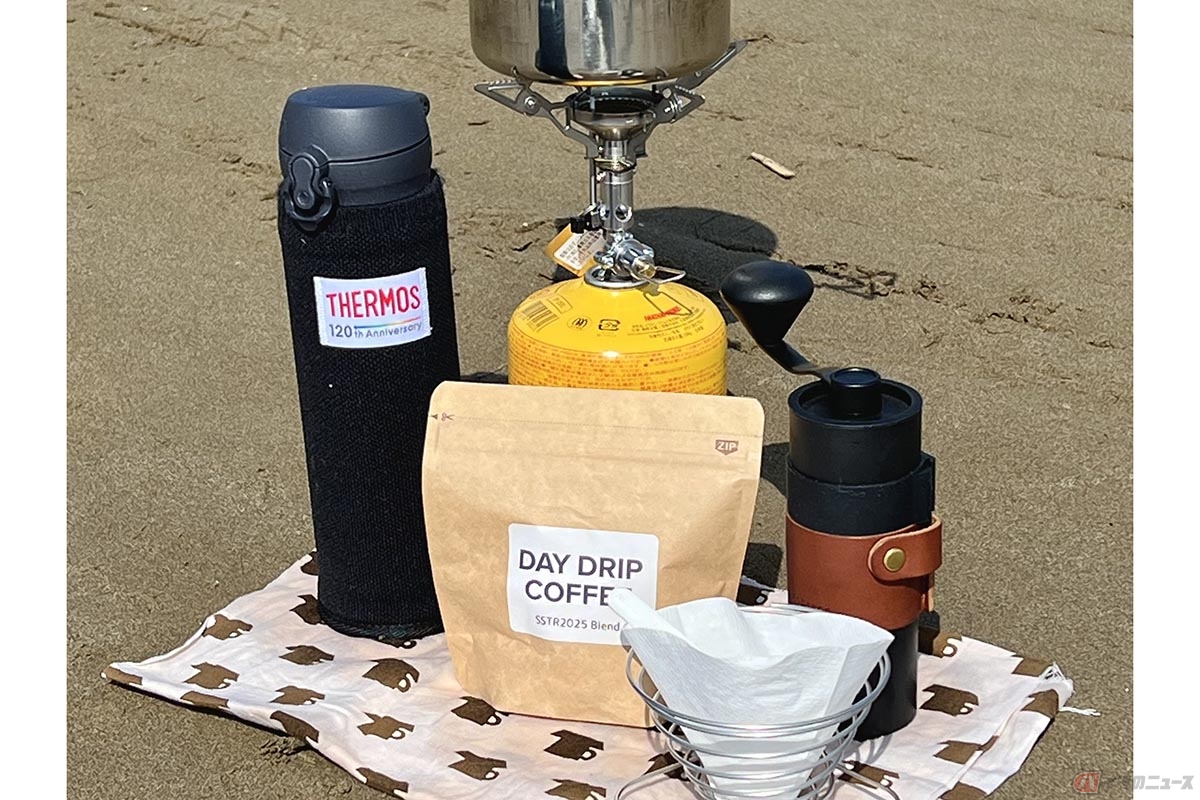 筆者(黒田悟志)が持参したハンドドリップセット。偶然、同じバイクに乗る完走者と共に楽しみました