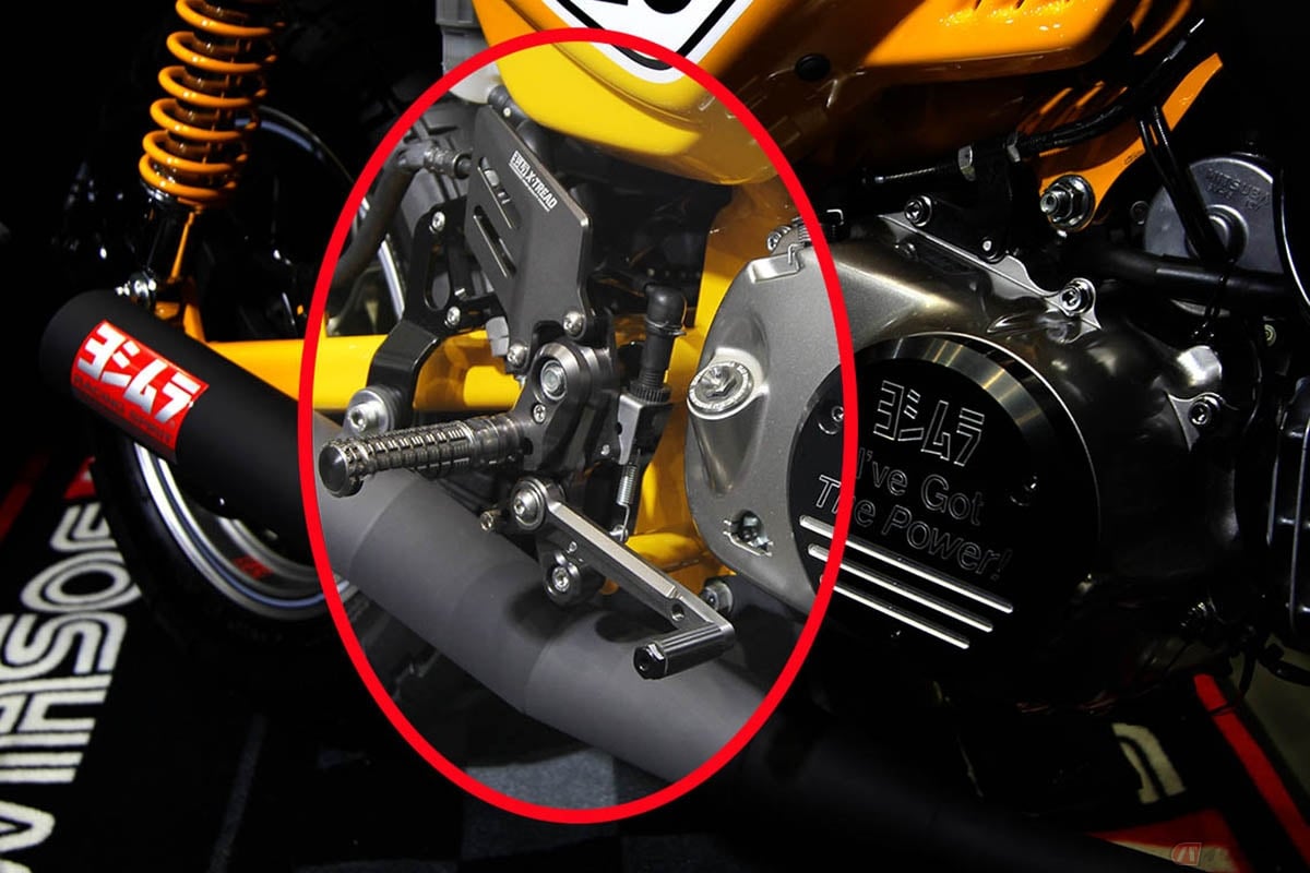 ヨシムラ製の「モンキー125」用のバックステップ