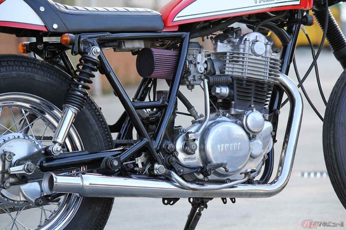 モーターガレージグッズによるヤマハ「SR400」ベースのトラッカーカスタム。「スカチューン」によりバッテリーレスとすることでシート下がスッキリと処理されています