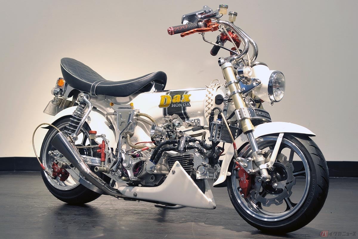70年代頃に誕生した「浜松仕様」を彷彿とさせるホンダ「ダックス」のカスタムバイク。ダックスの「胴長」を活かした短足仕様とされています